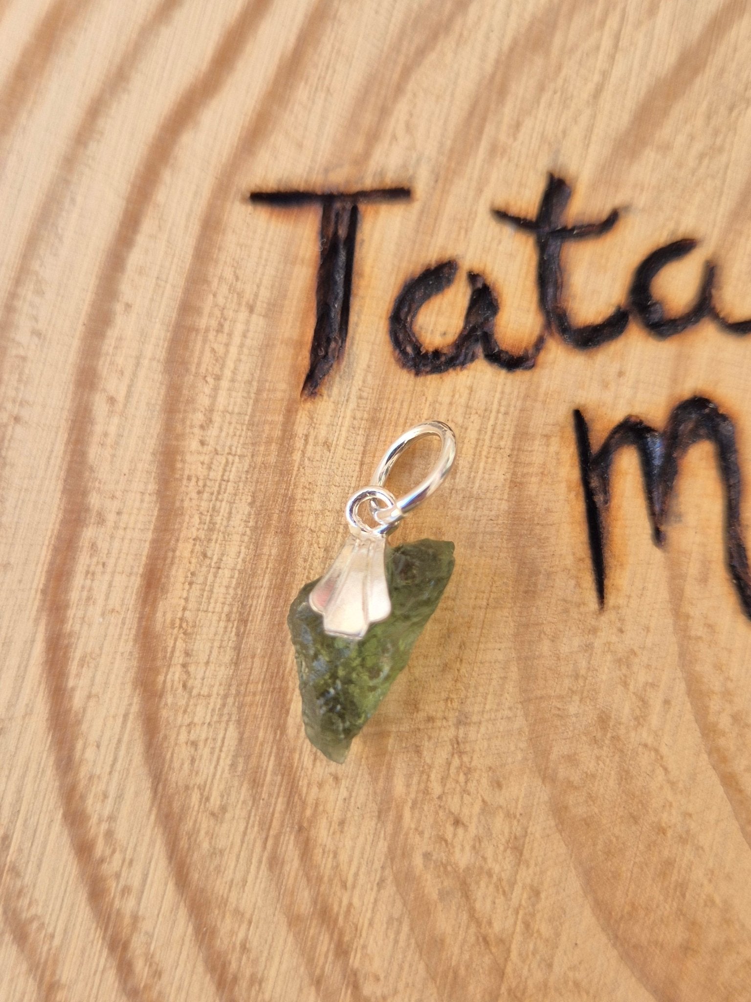 Moldavita - Piedra de Transformación y Conexión Cósmica con enganche de plata Tienda esotérica Málaga - La Tienda de Tata Magic: tienda Esotérica en Málaga